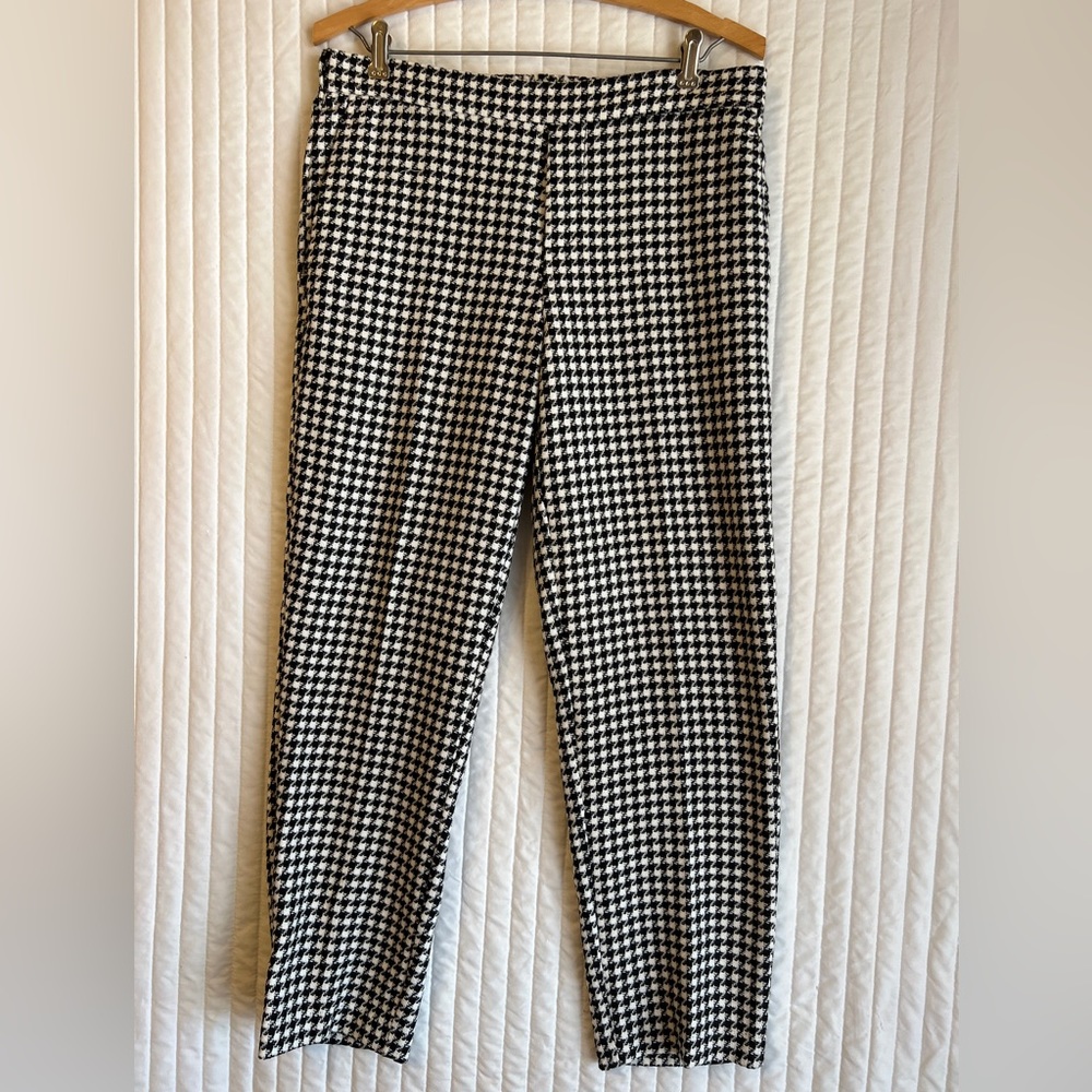 Old Navy women’s black and white pull on dress pants elastic waist size 6